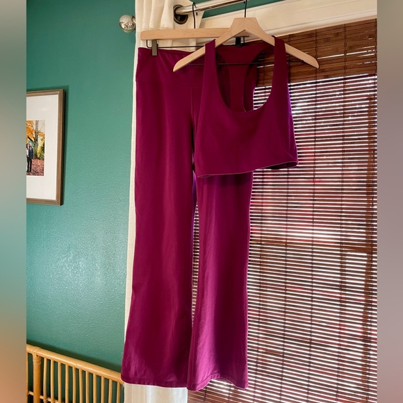 GapFit Flare Leggings & Lined Sports Bra Set - Picture 2 of 5